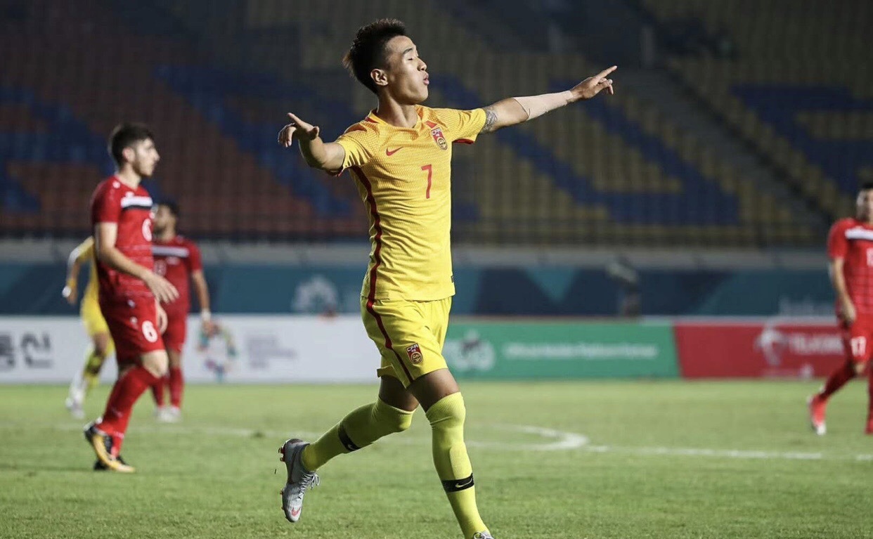 疯狂国足让韩国都怕了!韩国主帅拍录像研究,面色凝重这回真虚了