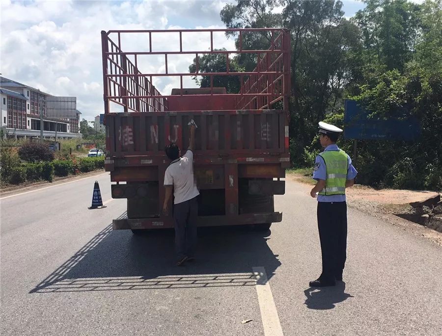 严厉整治车辆违章,雨天交通整治