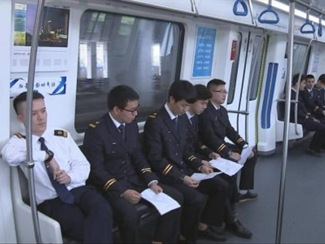 南京地铁司机工资多少钱一个月,地铁司机是怎么开地铁的