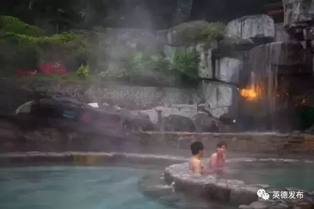 温泉水滑洗凝脂什么意思,温泉水滑洗凝脂上一句是什么