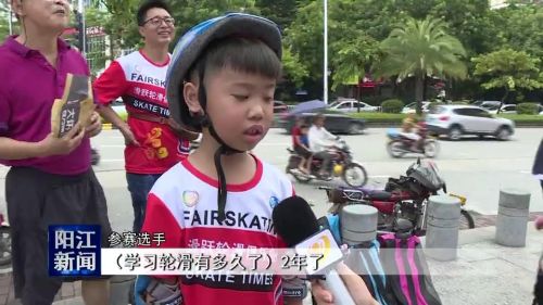 记录萌宝第一次轮滑,轮滑比赛全场最小的萌宝