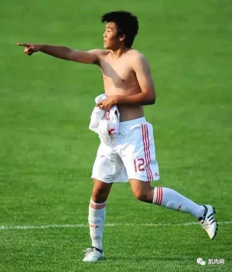 当男足脱掉衣服，确实不忍直视了！年薪1亿，白斩鸡身材！