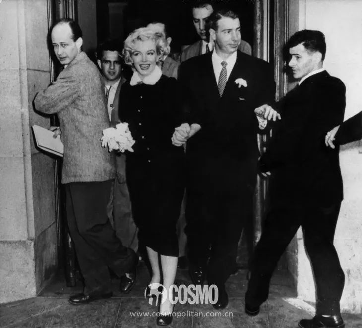 时髦办｜这位法国造型师穿衬衫结婚了，让我想起了赫本的头巾