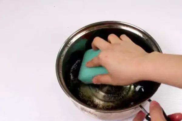 锅不小心燃起来怎么办,锅不小心烧糊了怎么处理