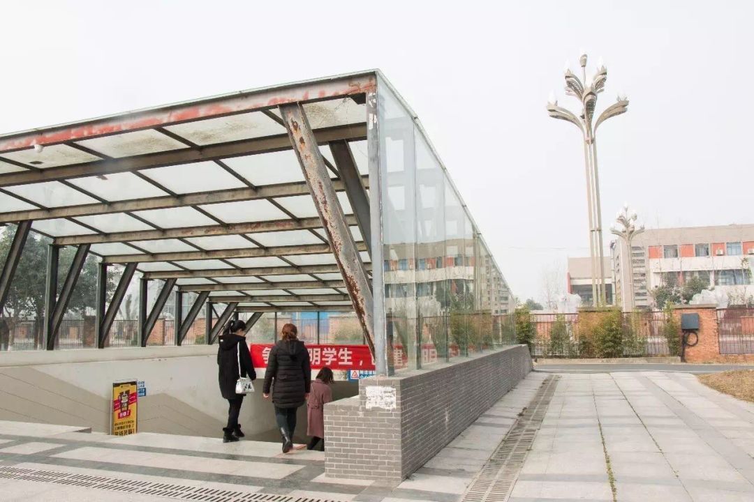 比二本线高一点的学校,比二本线多1分的本科能被录取吗