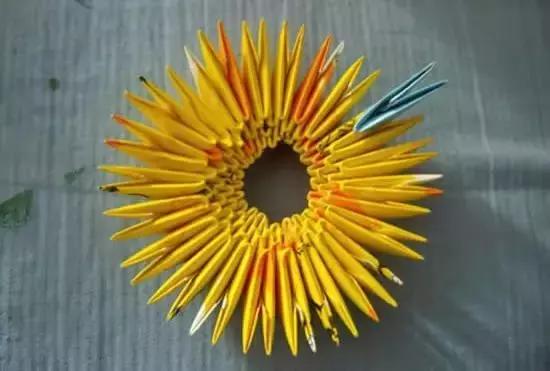 用废旧物品做菠萝笔筒怎么做,自制折纸菠萝笔筒