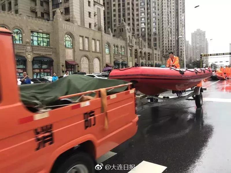 逆行的身影令人泪目,暴雨中逆行的身影