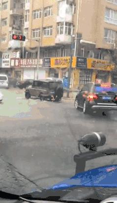 逆行的身影令人泪目,暴雨中逆行的身影