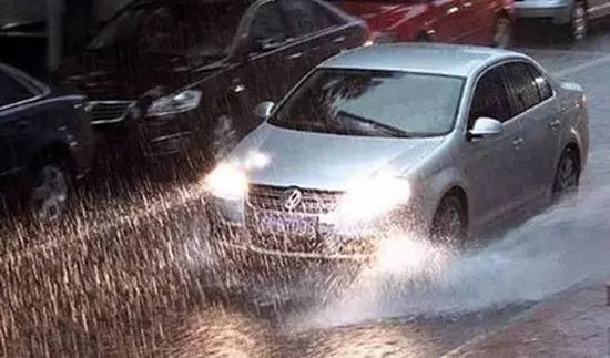 下雨天车辆被淹怎么处理,雨天车被水淹怎样避免熄火