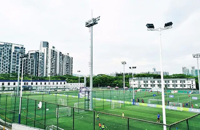 顽强拼搏，坚持到底——学威国际商学院第三届足球友谊赛拉开帷幕