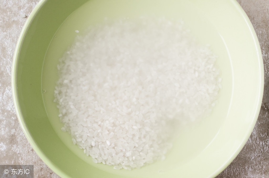 矿泉水瓶臭了怎么办,水瓶污垢用小苏打怎么去除