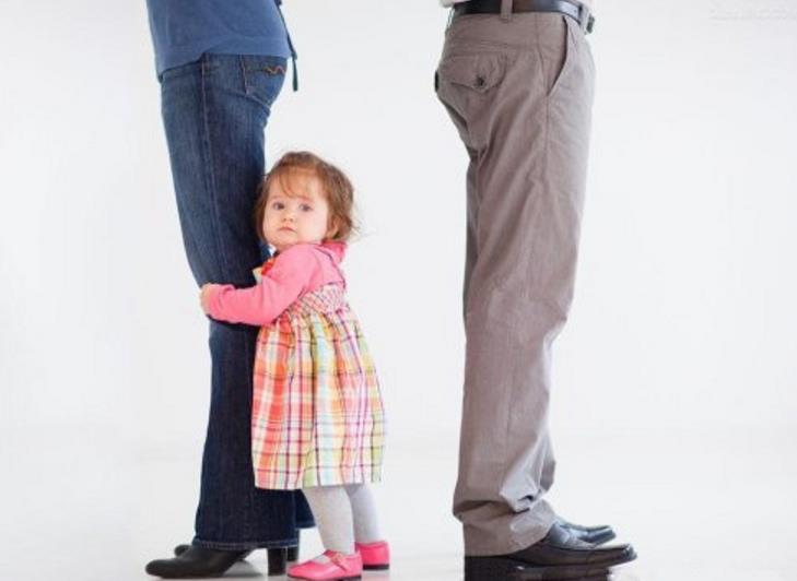 父母离婚对孩子的影响主要有哪些,父母离婚会给孩子心理伤害