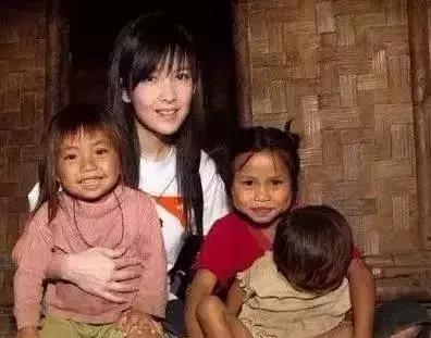 周慧敏20到51岁女神也老了,周慧敏51岁还是很年轻