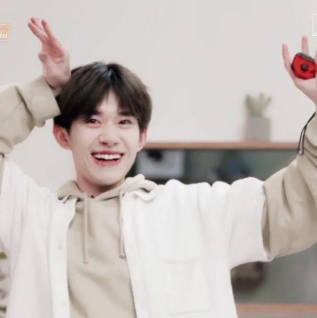 易烊千玺发型权志龙发型,权志龙易烊千玺红色