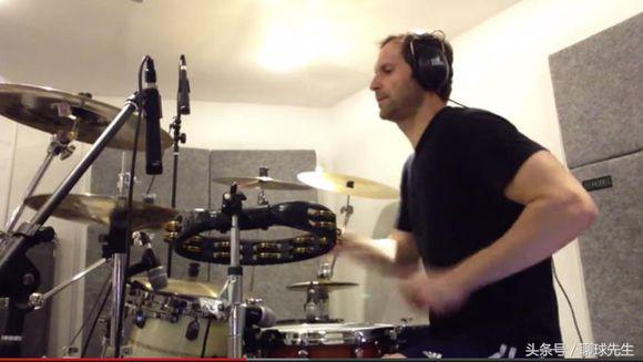 梅西联手c罗战胜乒乓球队,梅西与c罗打乒乓球