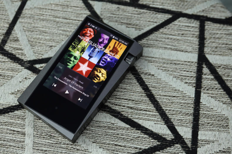 「小蟹寻声」“歪屏”设计颜值满分，艾利和中端旗舰SR15详测！