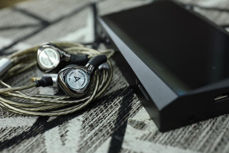 「小蟹寻声」“歪屏”设计颜值满分，艾利和中端旗舰SR15详测！