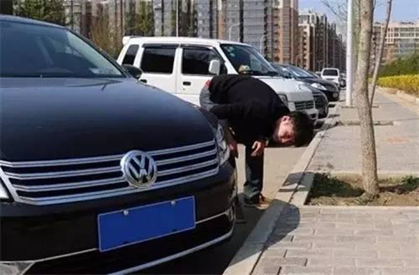 停车老是被剐蹭？掌握好这些技巧，能省下不少维修费！