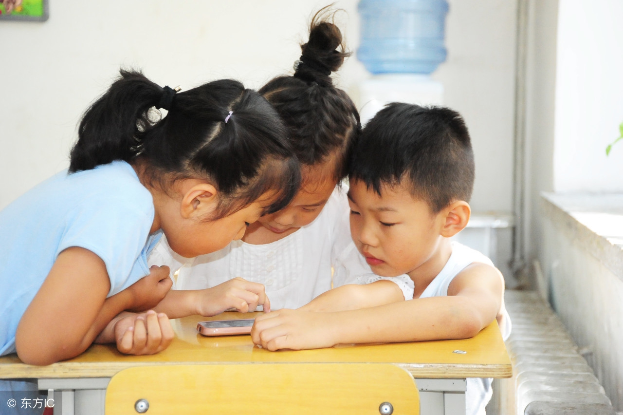 如何让孩子主动放下手机和电脑,如何让孩子主动放下手机和游戏