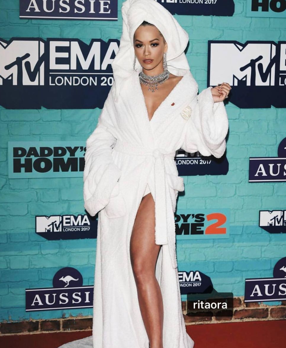 崇尚自由的RitaOra,百变穿衣打破界限