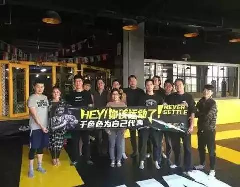 广告狗辞职创业卖沙拉，1个月15万单，连开16家店，月入300万！