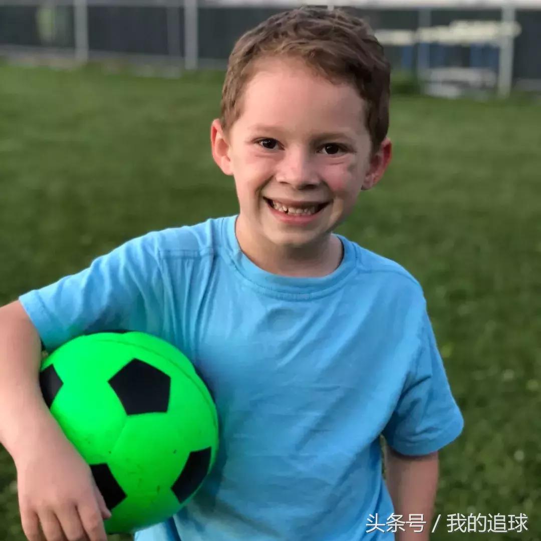 小时的我不会踢球，现在的我不敢踢球