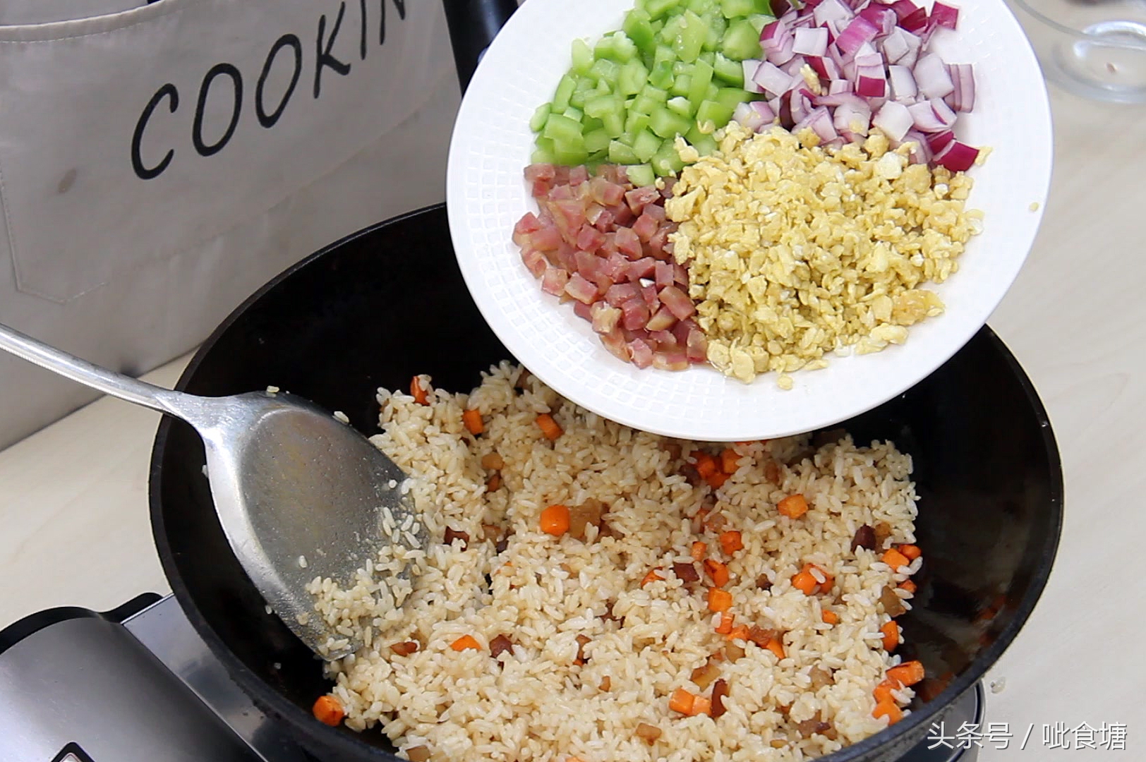 炒米饭先热锅还是先放油,炒米饭先炒胡萝卜还是鸡蛋