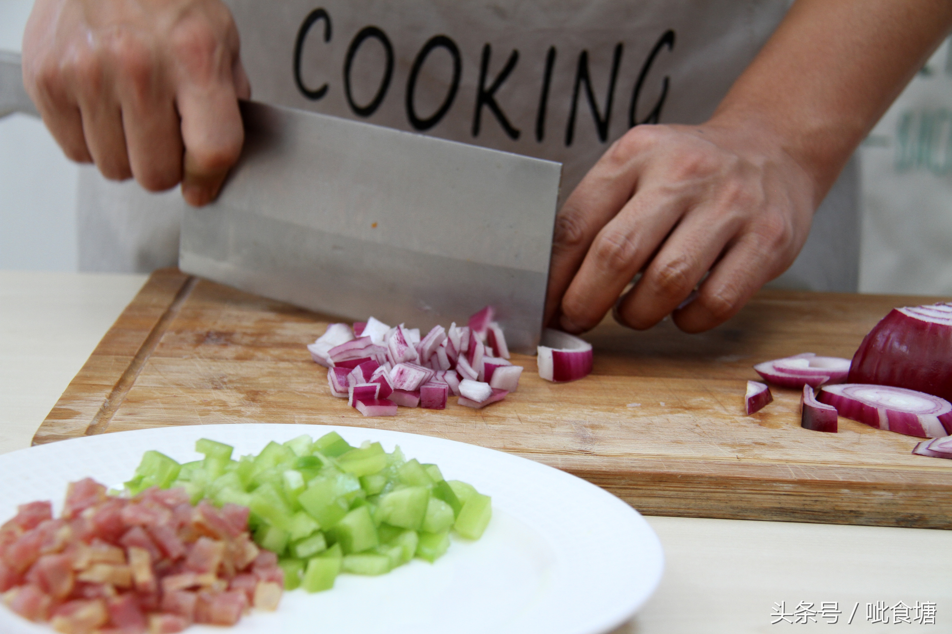 炒米饭先热锅还是先放油,炒米饭先炒胡萝卜还是鸡蛋
