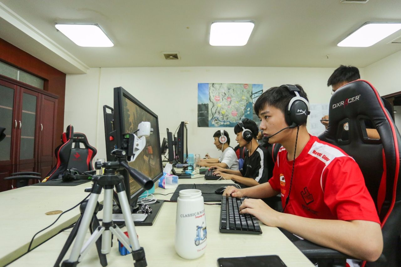 河南33岁电竞“老将”成教练，带队拿下全国总冠军，却留下后遗症