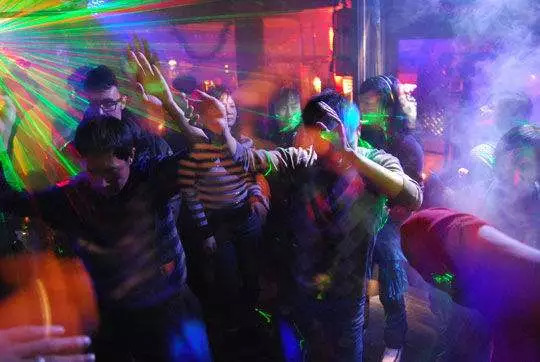 警惕毒品可能伪装成奶茶可乐,警惕伪装成彩虹糖浴盐邮票的毒品