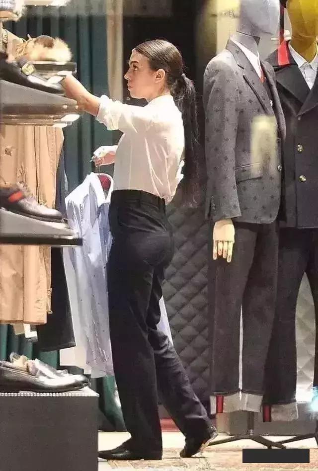 她用蜜桃臀彻底征服C罗，这个亿万少女的情敌竟是个灰姑娘？！