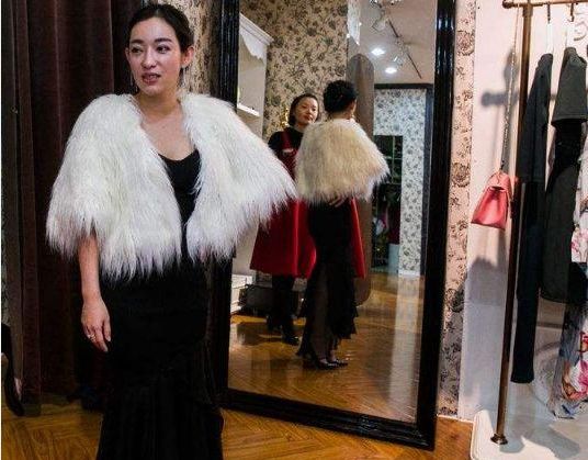 女生在商场里试衣服,为什么在服装店试衣服特别好看