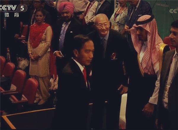 中韩游泳队员产生肢体冲突，魏纪中出面调解，为中国讨回公道