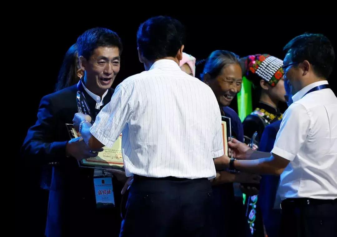 龙润茶技术总工卫宗成荣获“普洱茶传承工艺大师”称号