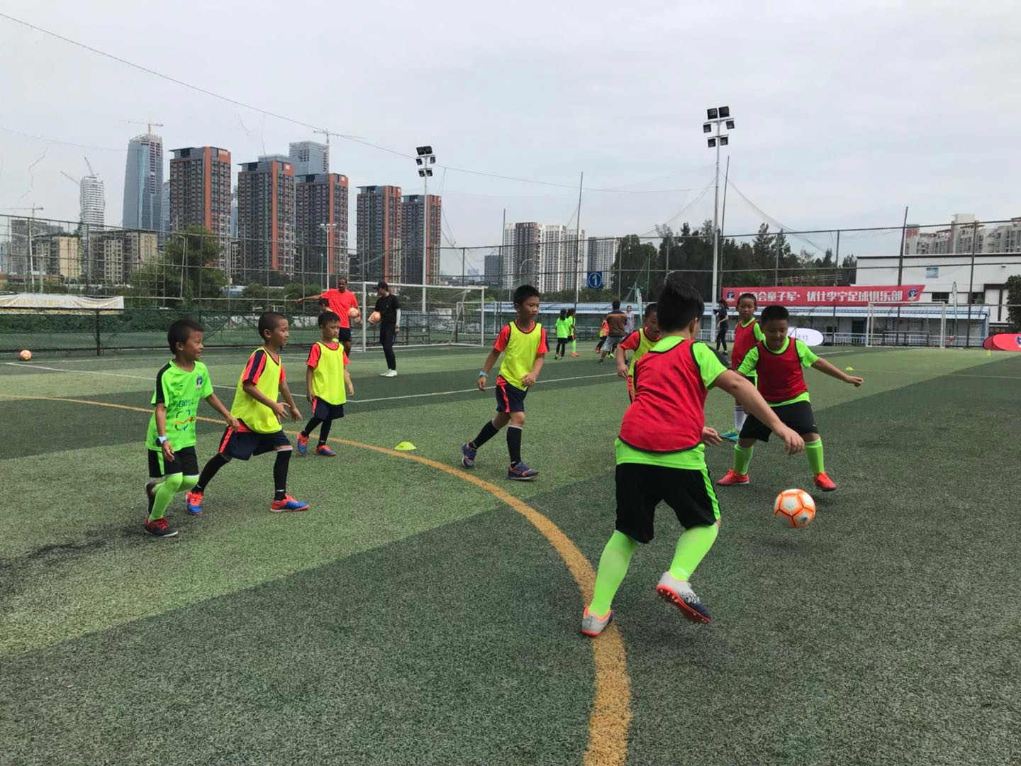 深圳青少年足球寒假训练营,深圳暑假青年足球训练营