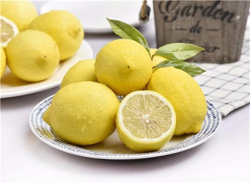 怎么只用一个柠檬泡水喝还好喝,如何用柠檬泡水最好喝又还不苦