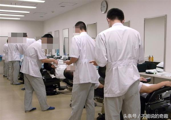 一个“狱”字大大的展现在生活用品上，走在街头不用担心撞一起了