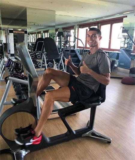 C罗又被女友“*拍偷**”！C罗8块腹肌不是天生的，是后天汗水换来的