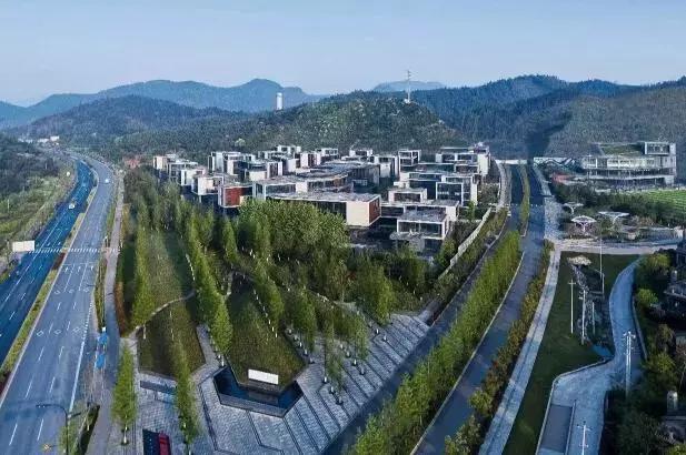 造价千万的完美球场秋天的青山湖边藏了一个网红级别的团建圣地