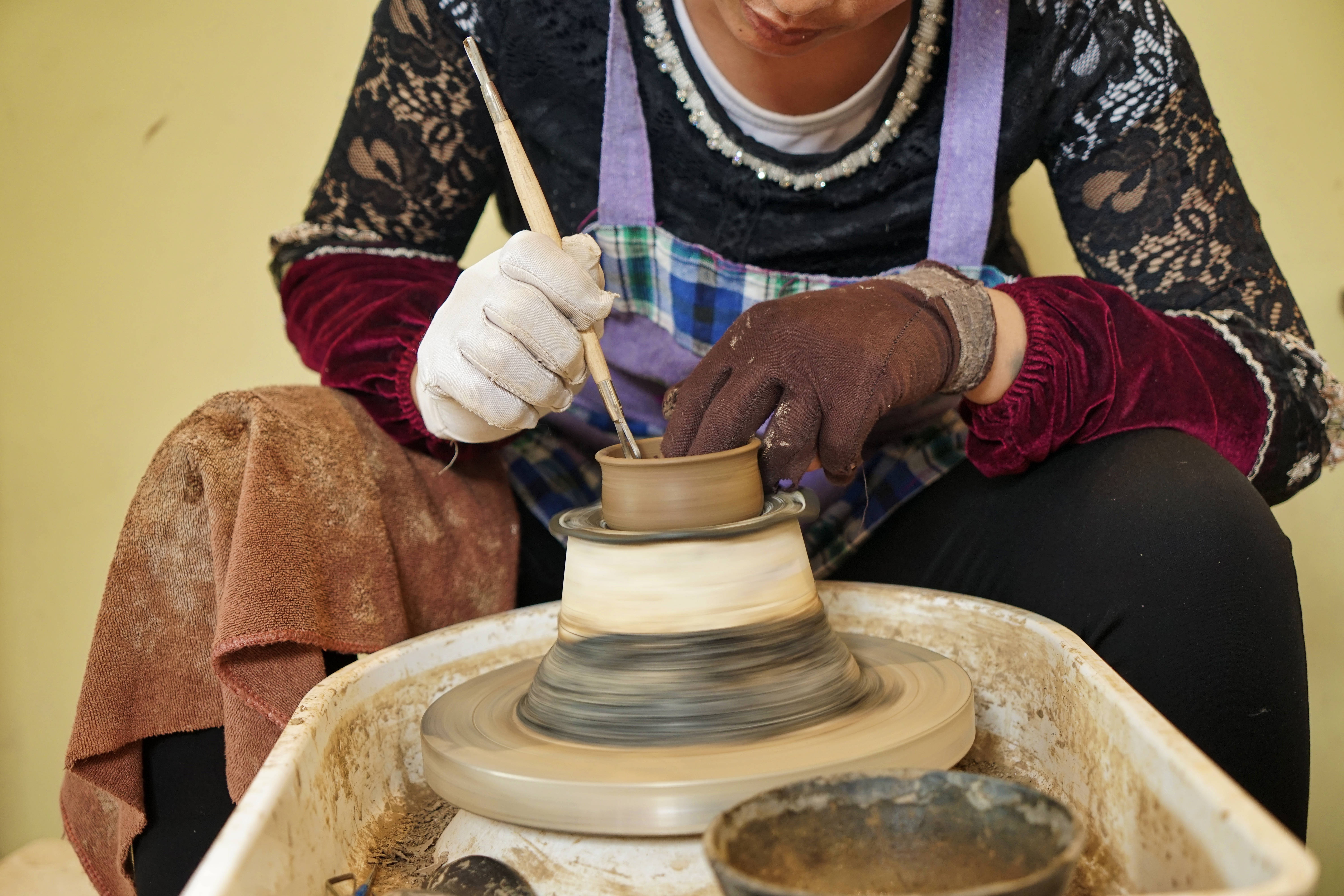 黑陶的前世今生：5000年古文明技艺把泥土炼成“黑金”