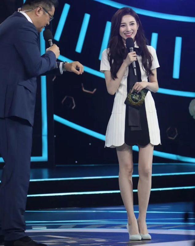 她因走秀时*裤内**滑落而红，后面自己可以想了