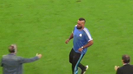 开场10秒他就进球了,对方球员怎么都站着不动?