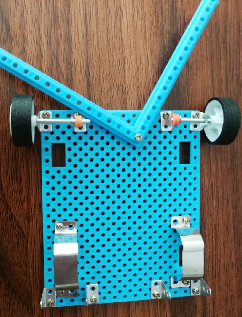 小型足球机器人设计,足球小科技制作