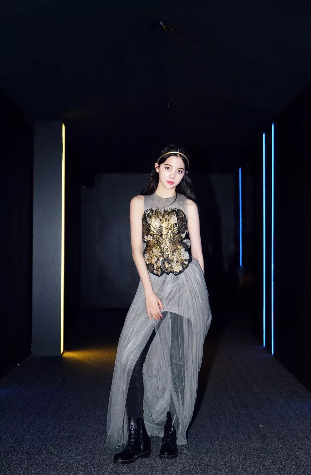 今年秋季流行穿裙子裤子超级时髦,秋季时尚洋气卫衣裙