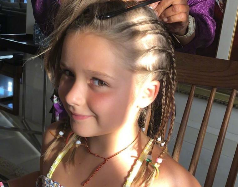 贝克汉姆家小七一边走路一边提裤子难道她瘦了?