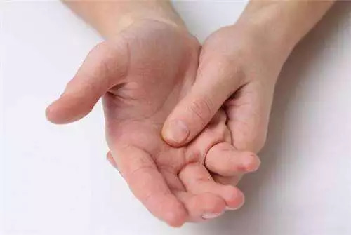 出现这些症状要警惕颈动脉狭窄,老人颈椎管狭窄的症状