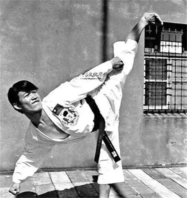 《功夫》中有哪些幕后故事？梁小龙原来不是火云邪神第一人选