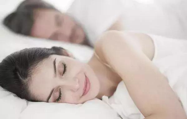 除了发量,最暴露年龄的可能是这两道纹