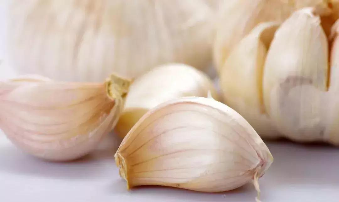 早起喉咙痰有血块怎么回事,早起喉咙里有褐色的痰疙瘩