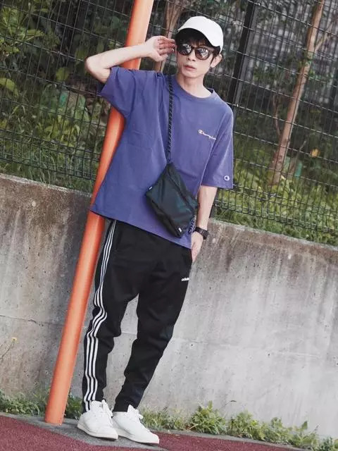 日本型男最爱的单品就是它!背上随身小包展现街头潮流